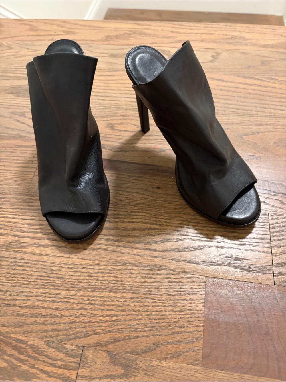 A7eije heeled open toe mule size 7 GUC